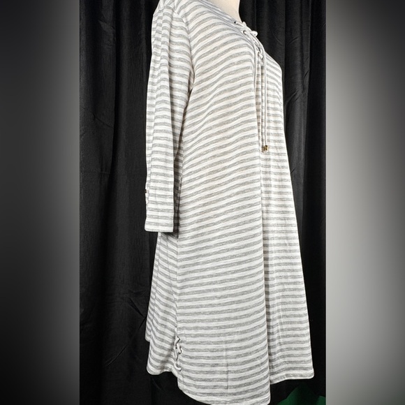 (L/XL) Simply Noelle Gray and White Horizontal Striped Tunic - Picture 3 of 13